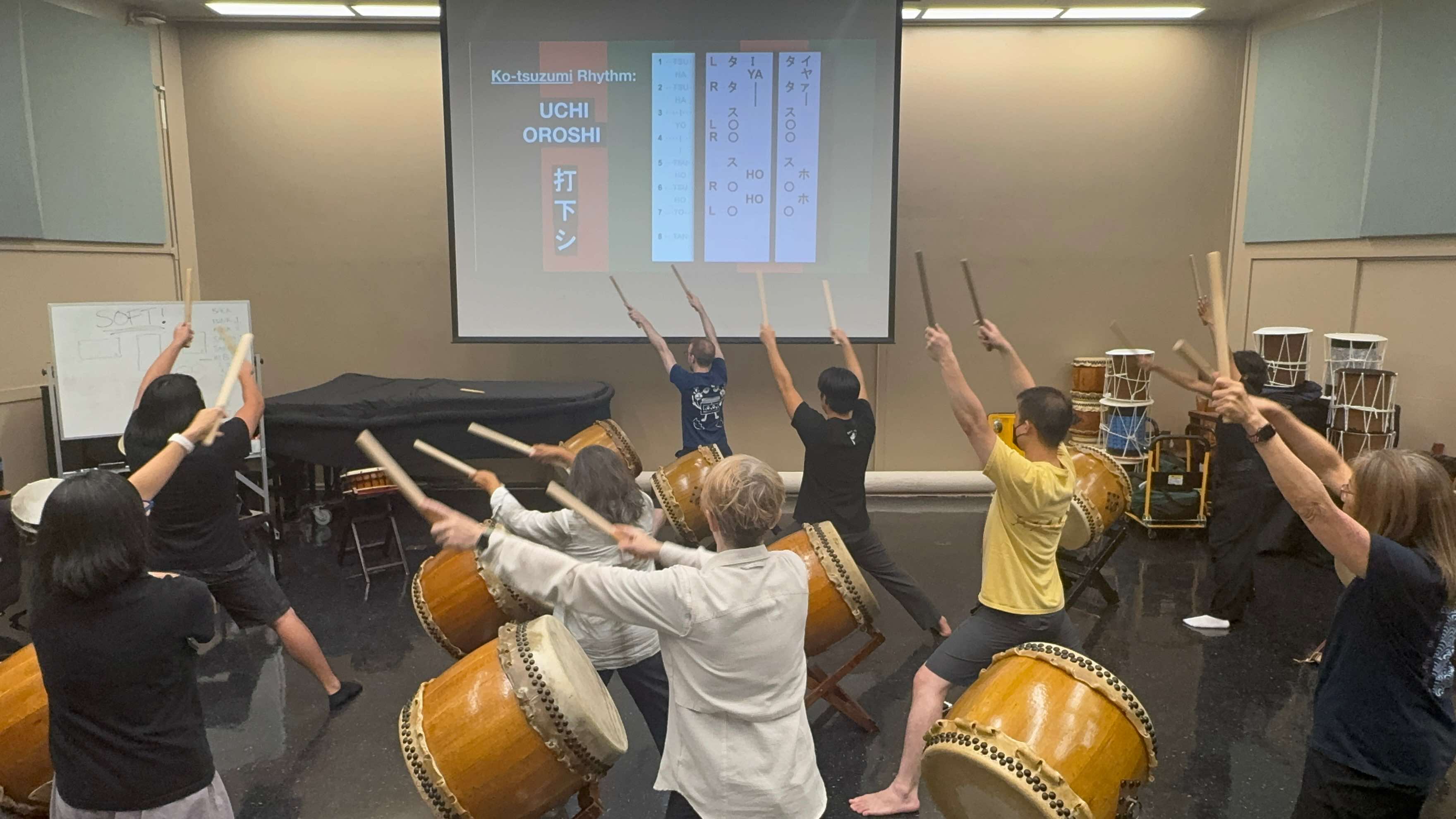 Mukon Mochizuki teaching hogaku and taiko lessons
