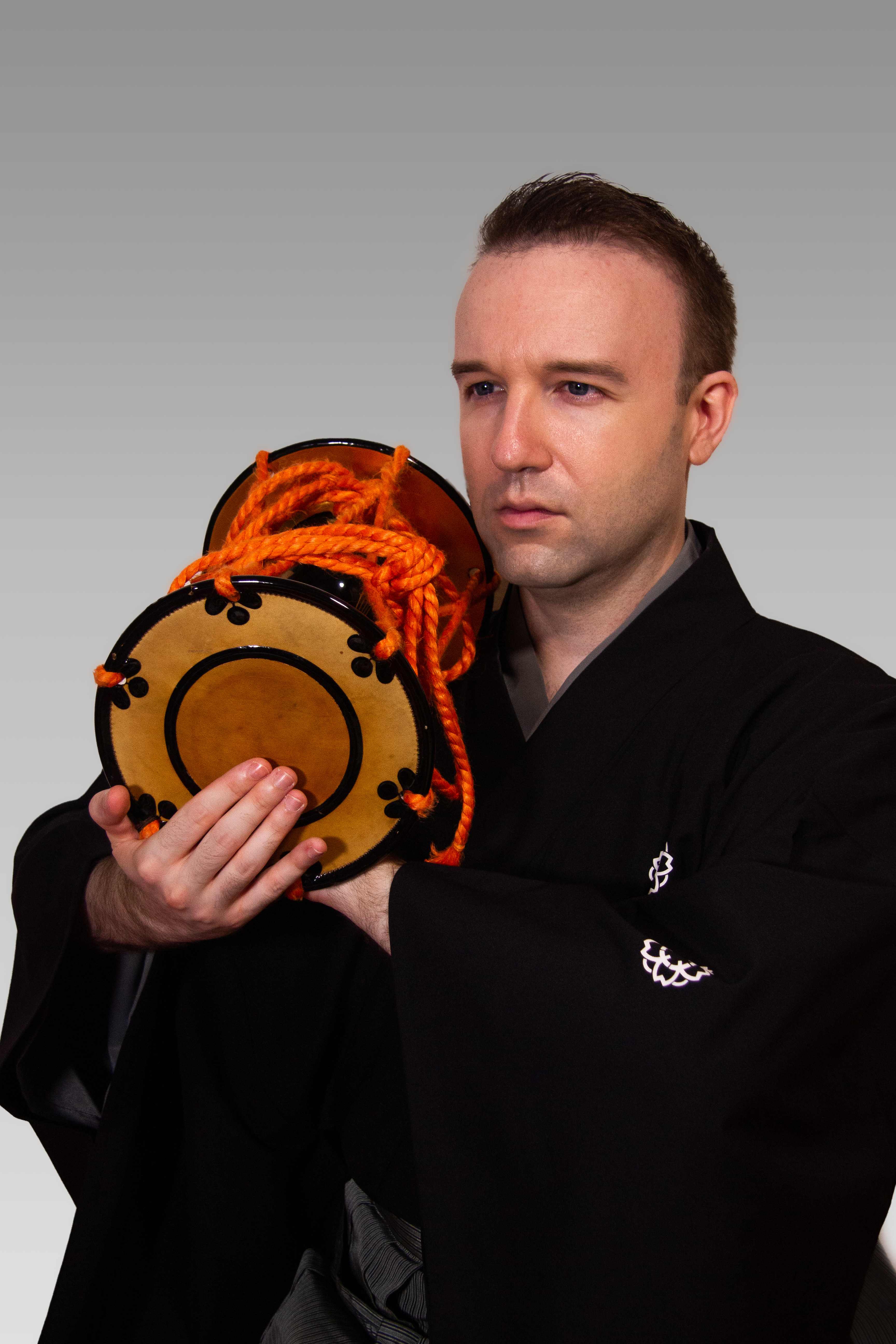 Mukon Mochizuki holding a kotsuzumi drum